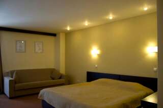 Отель Hotel Karo Бакэу Двухместный номер с 1 кроватью и диваном-кроватью (для 3 взрослых)-1