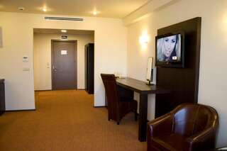 Отель Hotel Karo Бакэу Двухместный номер с 1 кроватью и диваном-кроватью (для 3 взрослых)-2