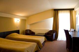 Отель Hotel Karo Бакэу Двухместный номер с 1 кроватью или 2 отдельными кроватями-1